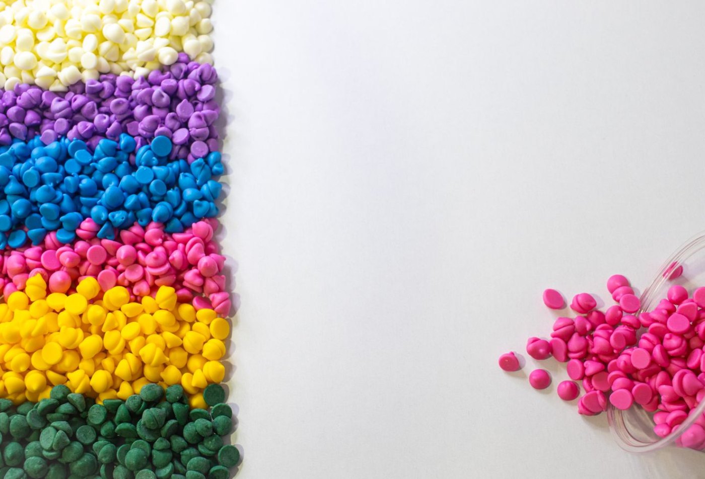 Colour masterbatch plastic pellets in multiple colours